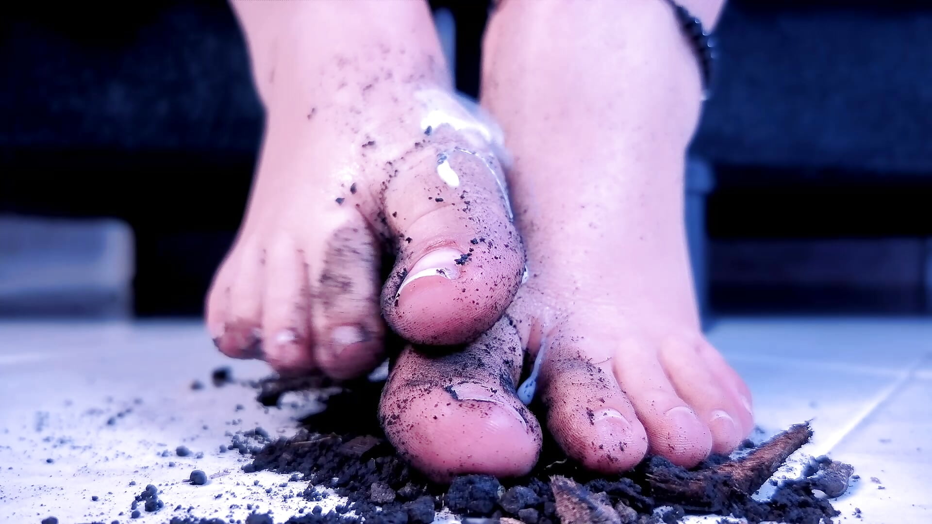 feet covered in dirt part 2 - فيديو من BellatrixKorz_