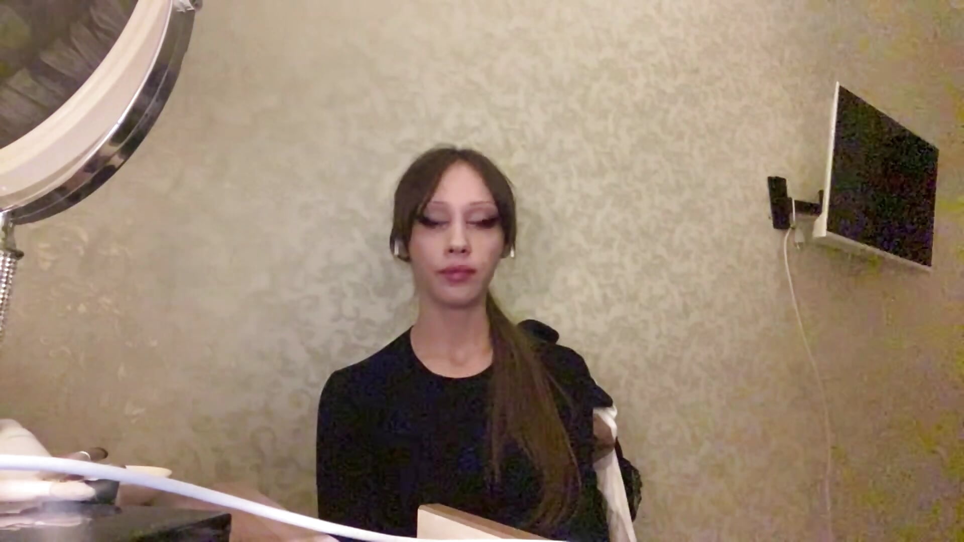 A_Glance_Across_the_Room - video van KoriLevander cam-model