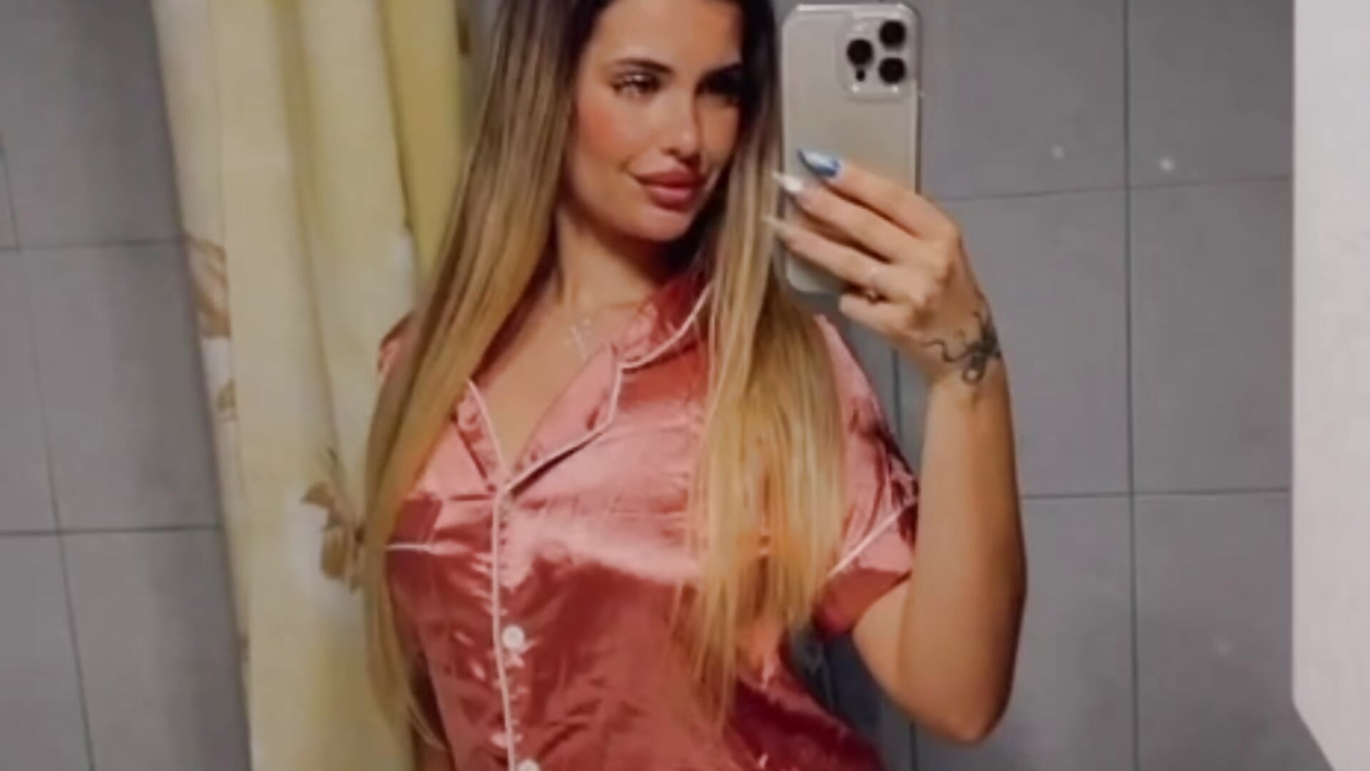 Pink Silk Mood 💕 - video van NinaDulcinea cam-model