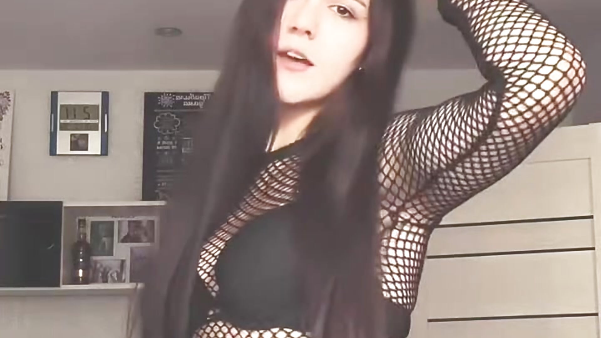 :> – video modela na kameri Shifmorann