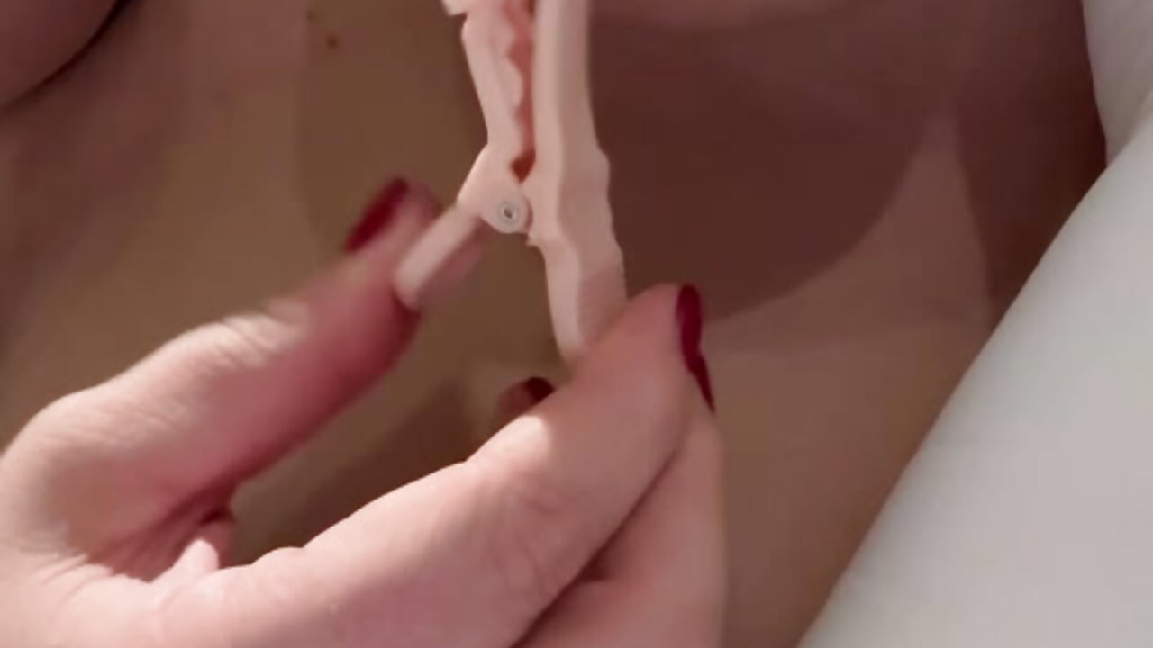 Hardcore nipple twisting and swollen tits - nippletitqueen 님의 동영상
