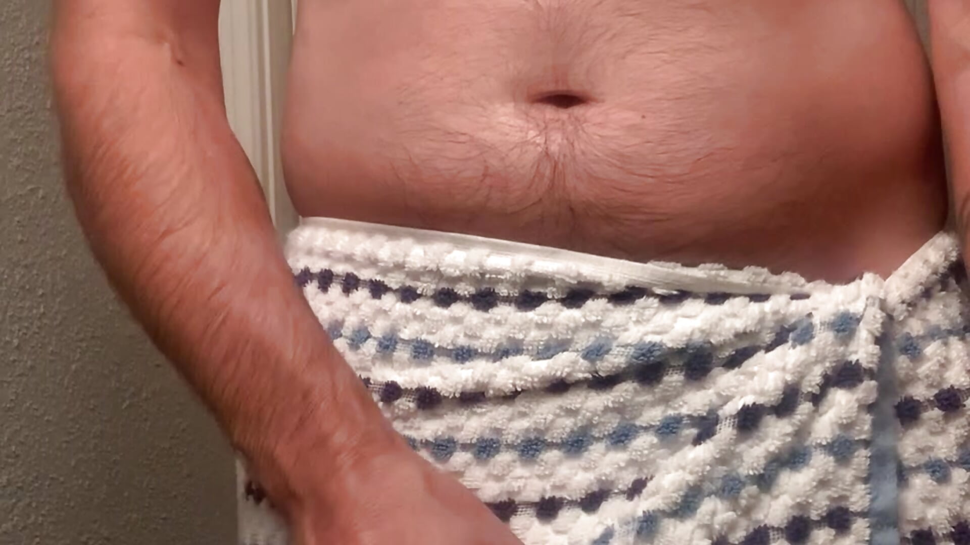 After Shower Tease – video modela na kameri Weapon_x