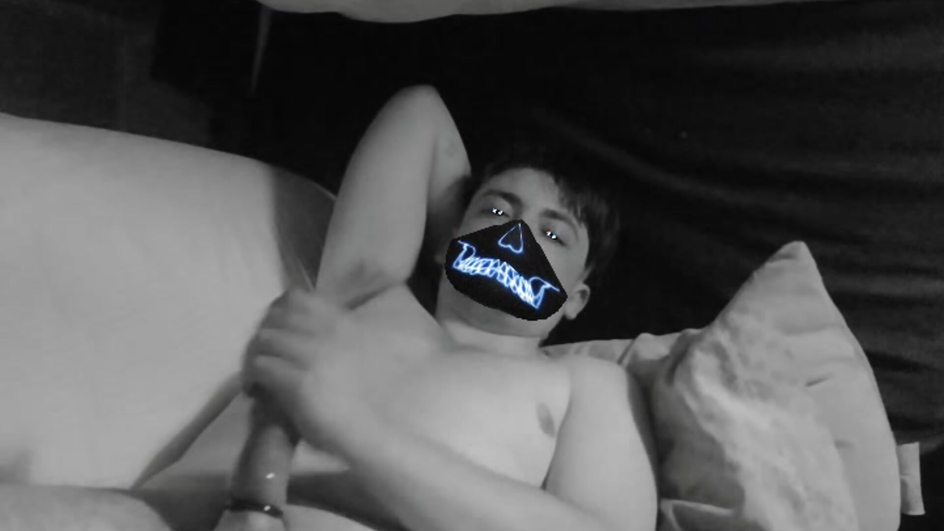Stroking it - video by papitoeandmae cam model