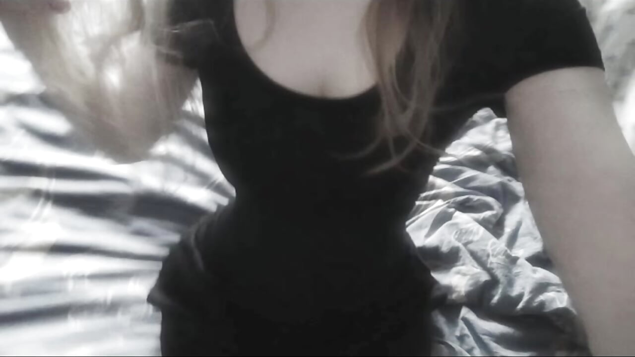 A little tease just for you 😏 Press play and stay with me… 💋 - Vídeo de veyelle, modelo de vídeos