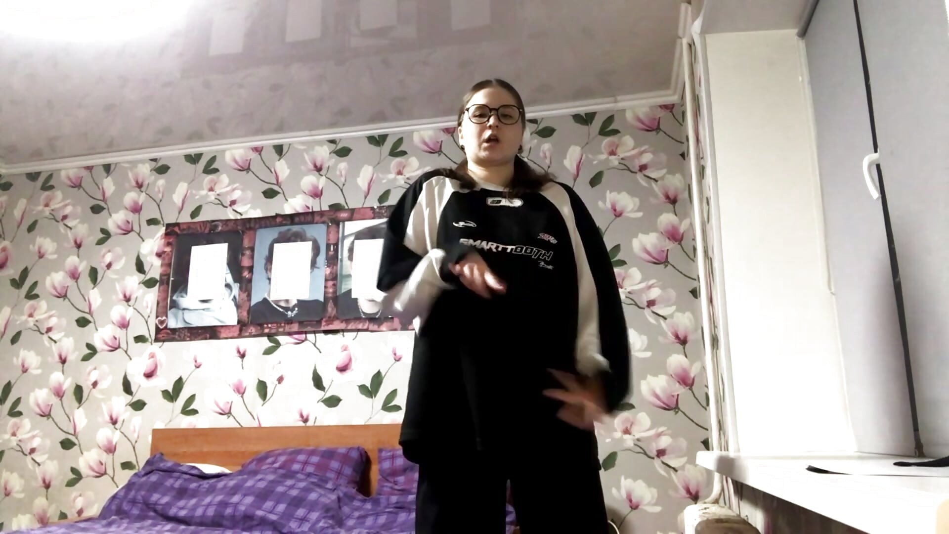 Shy pose - video oleh ElodiaHitzeman