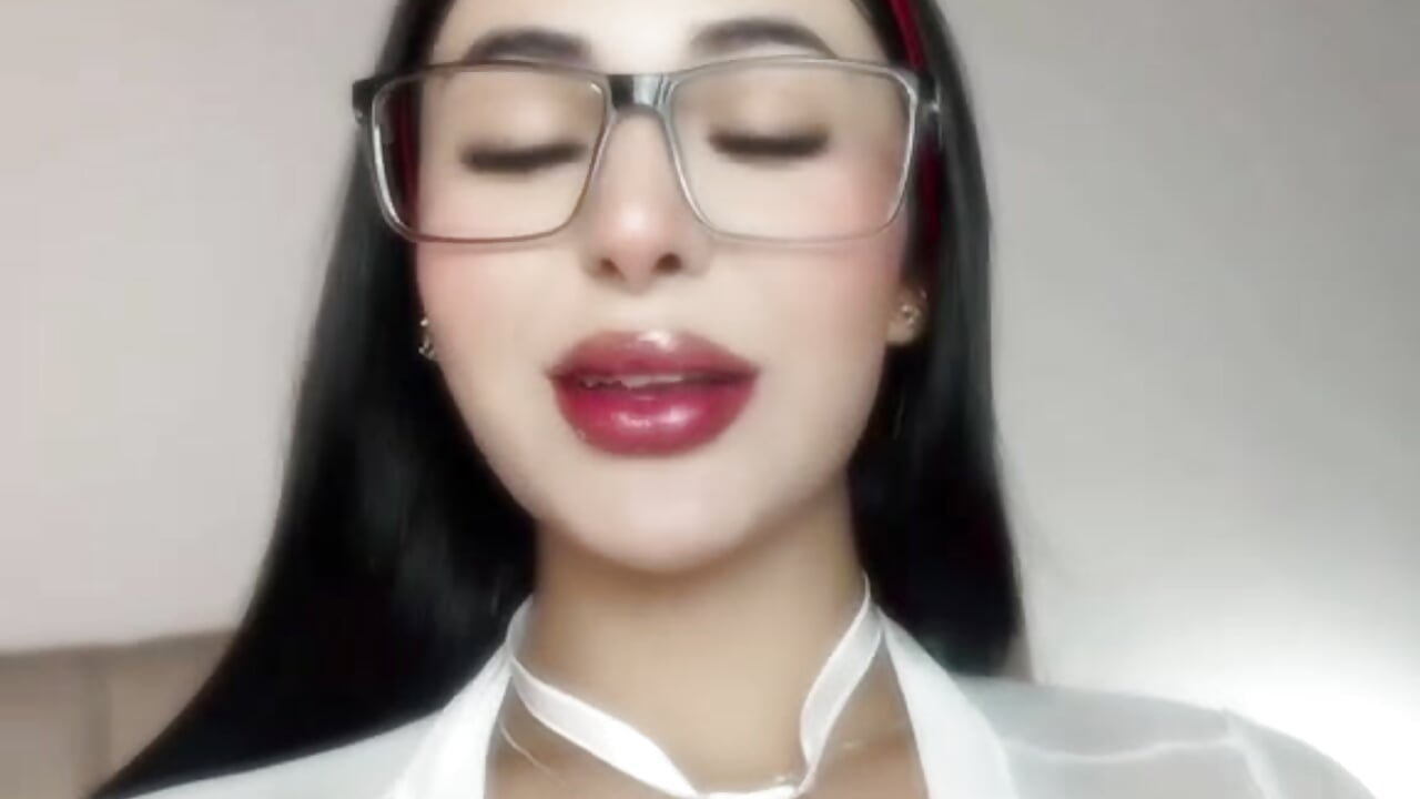 Beautiful on the outside. Very, very hot inside. – video modela na kameri NicolleRivera_
