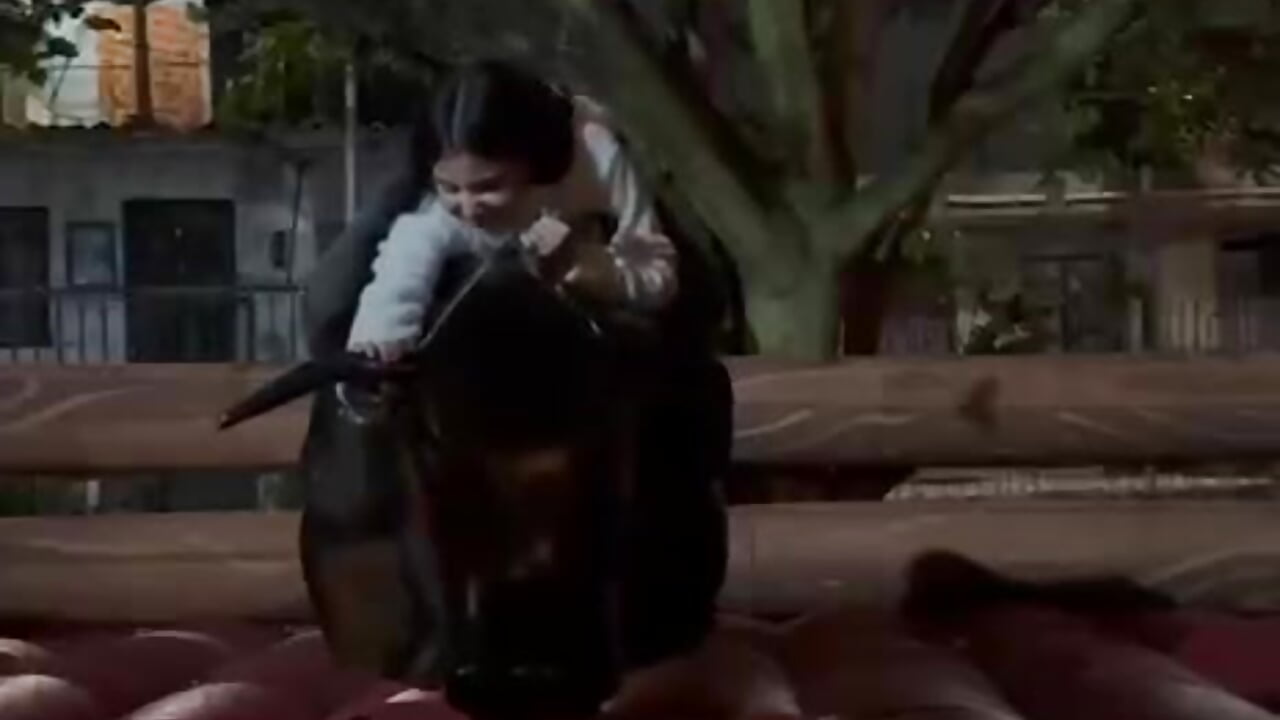 Valentina VS Bull - video oleh luxee_duo