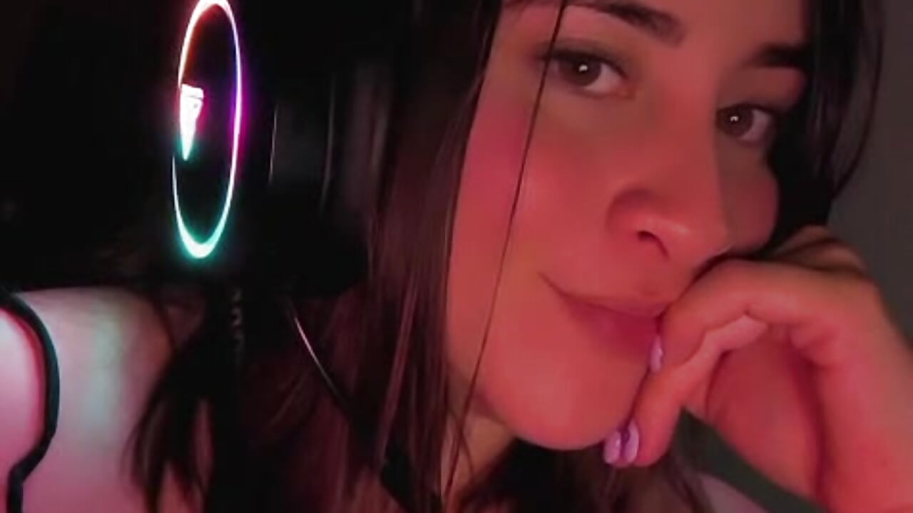 U Game girl 🎮👾 - video by redd_velvet cam model
