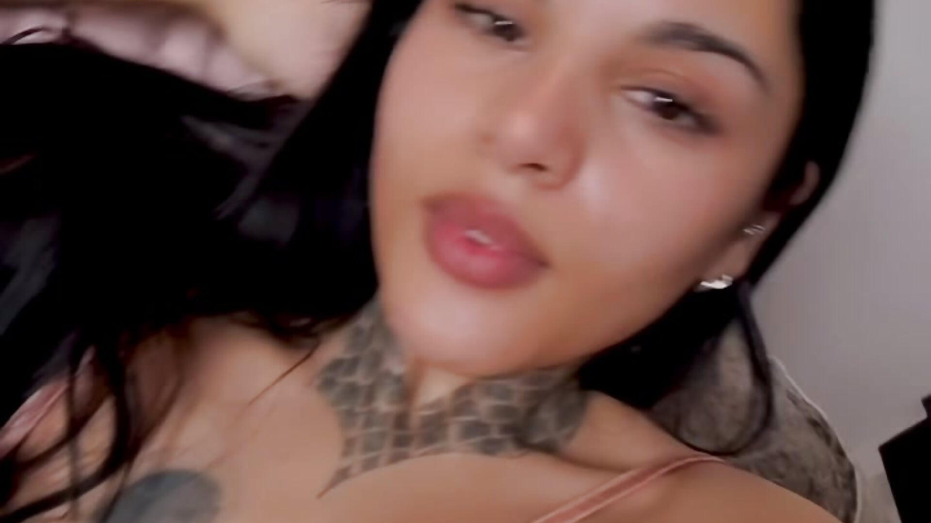 I just woke up… Are you coming to say good morning?😏 - video di Goldenpussy_1 modella di cam