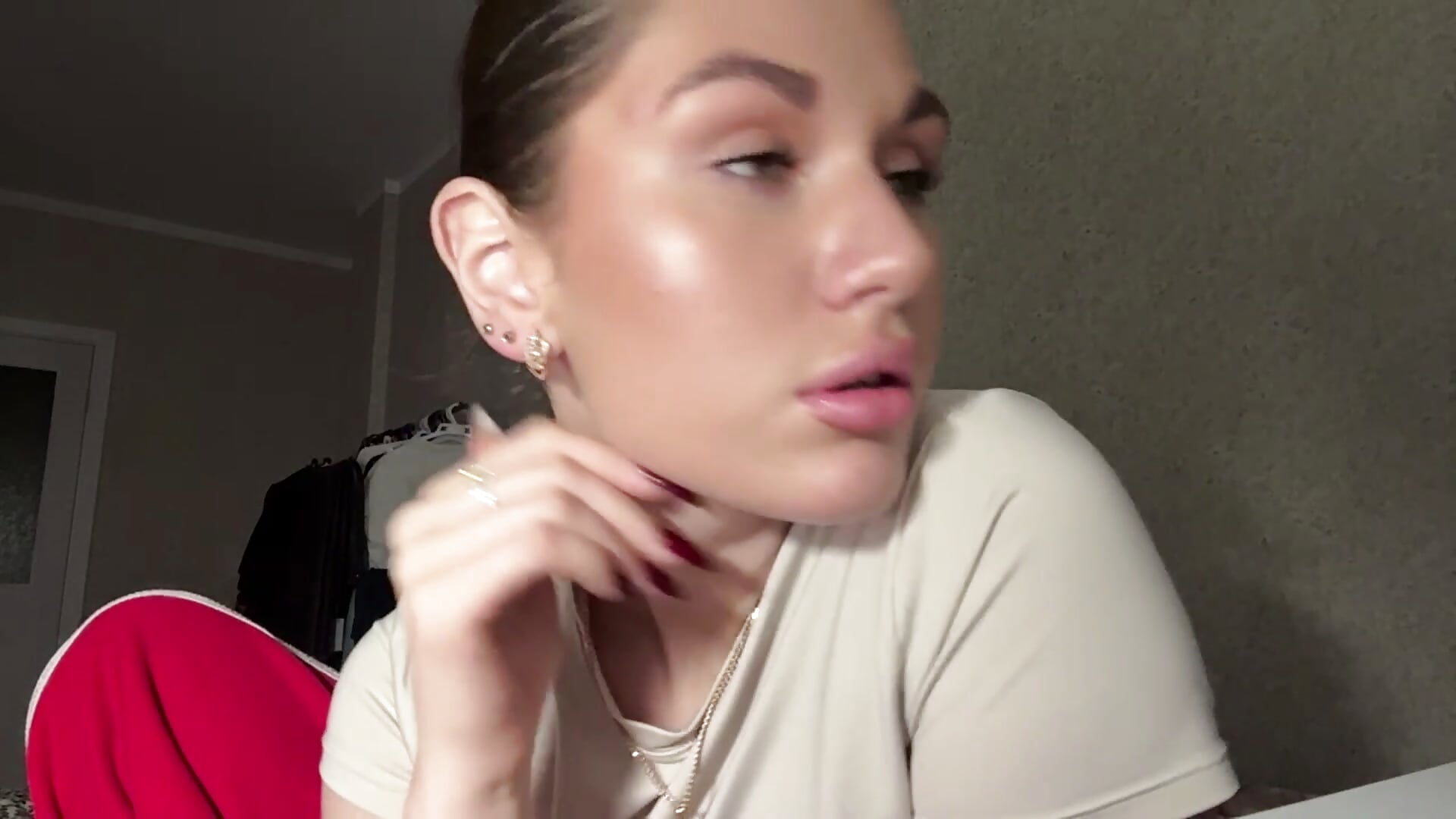 Light changes. She doesn’t. That’s the whole story. - video oleh IraidaFerdico kamera model