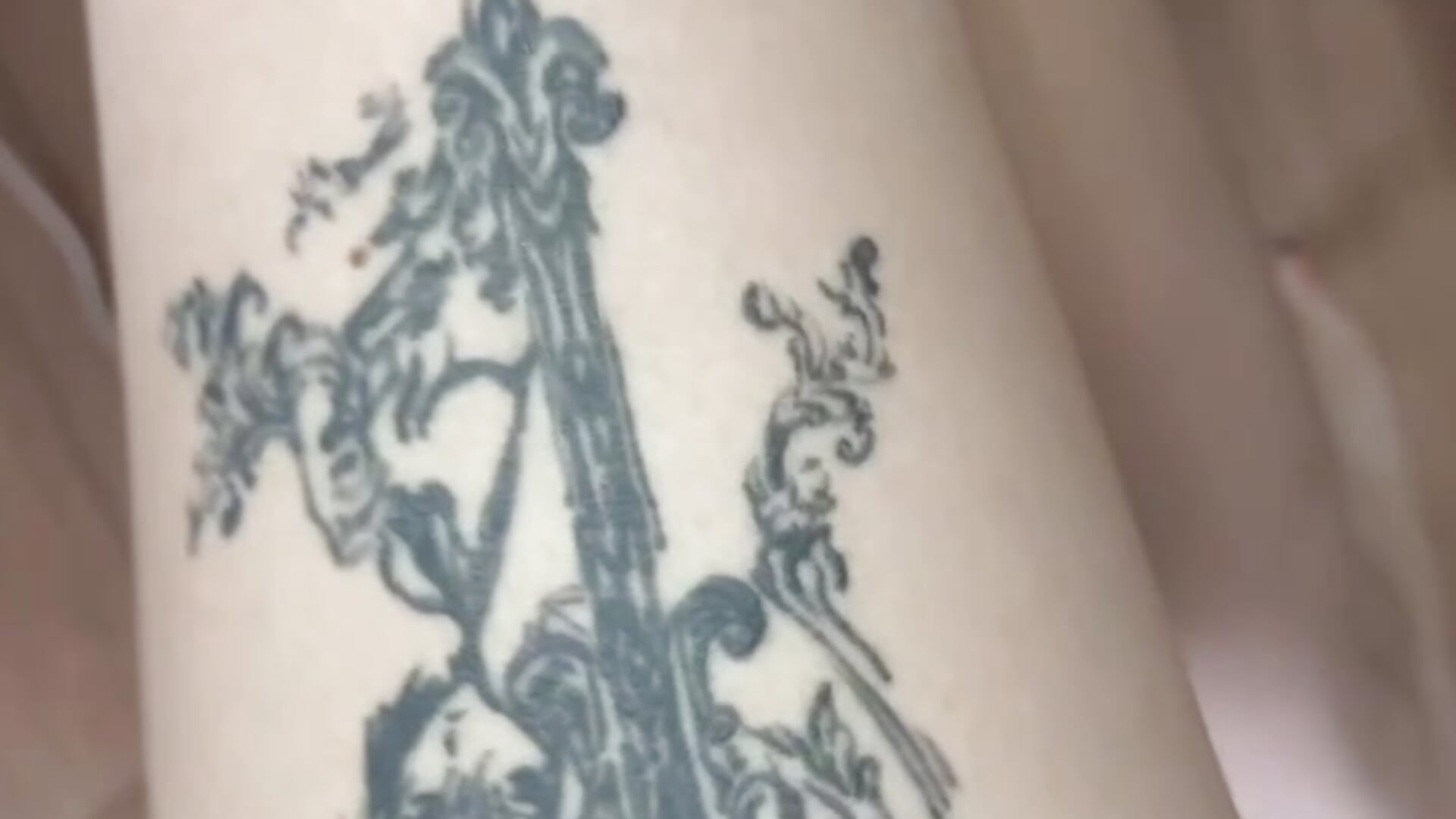 my tattoos🤭💖 - відео від вебкаммоделі Gloria_Line