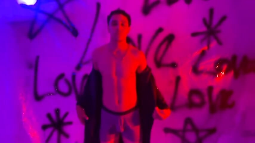 Dark Sensitive – video modela na kameri Adrian_voltt