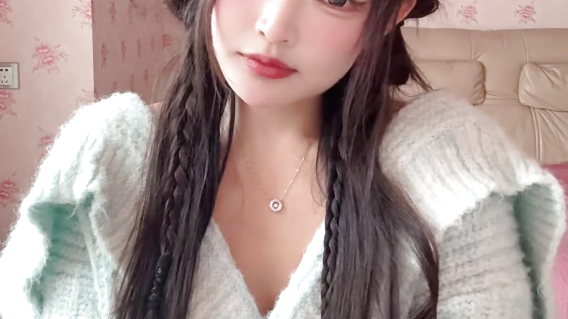 穿上衣服会更喜欢我吗 - video by love-yiyi cam model