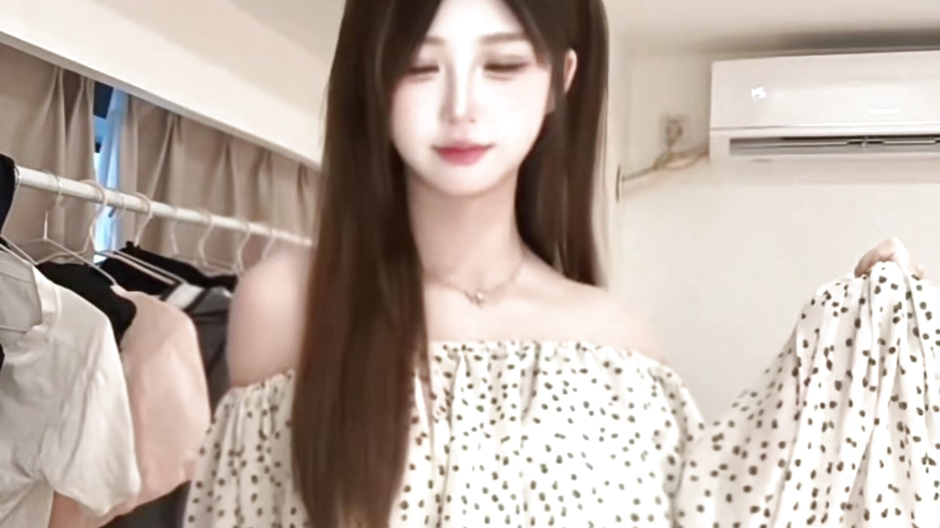 44bfa7ce089b5b3fdc16f673b6295c48_raw - video của người mẫu cam U_uu9968
