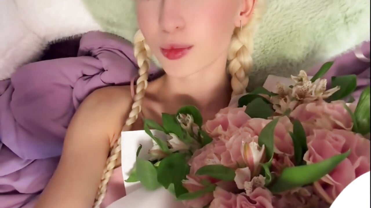 Hi hi! It's just me and flowers :3
