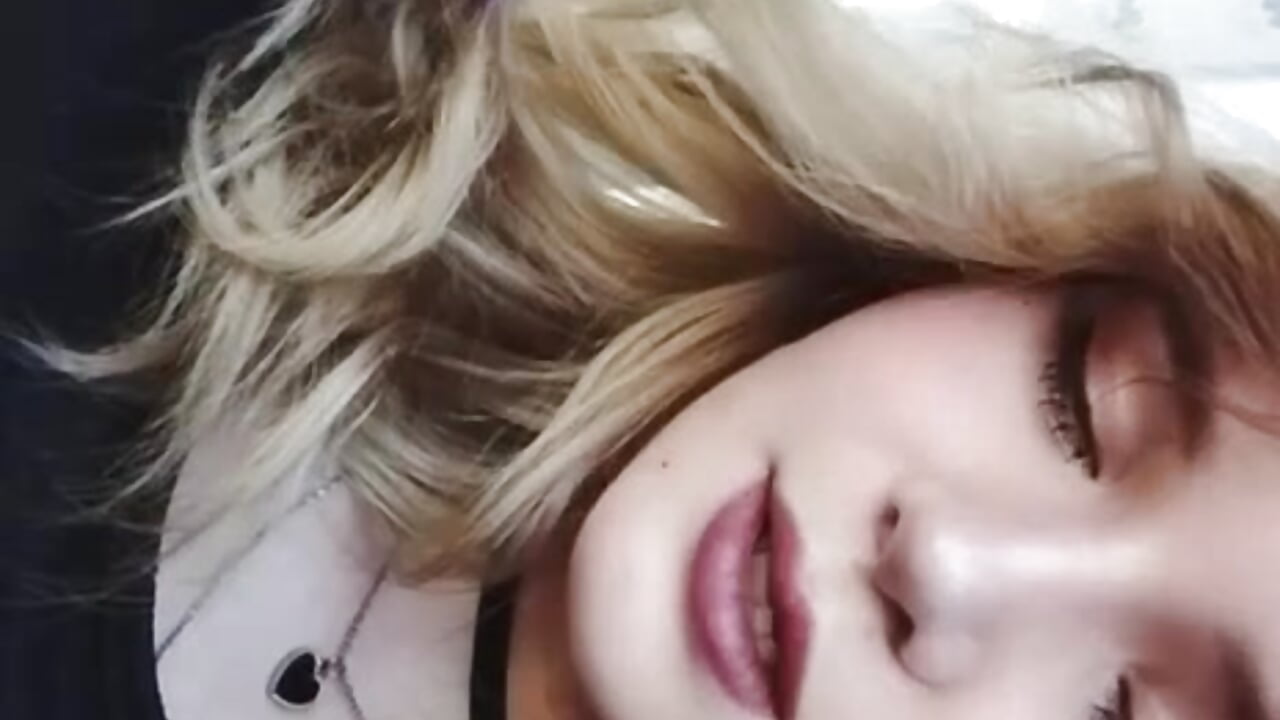 and posing :) - відео від вебкаммоделі coco_schanel