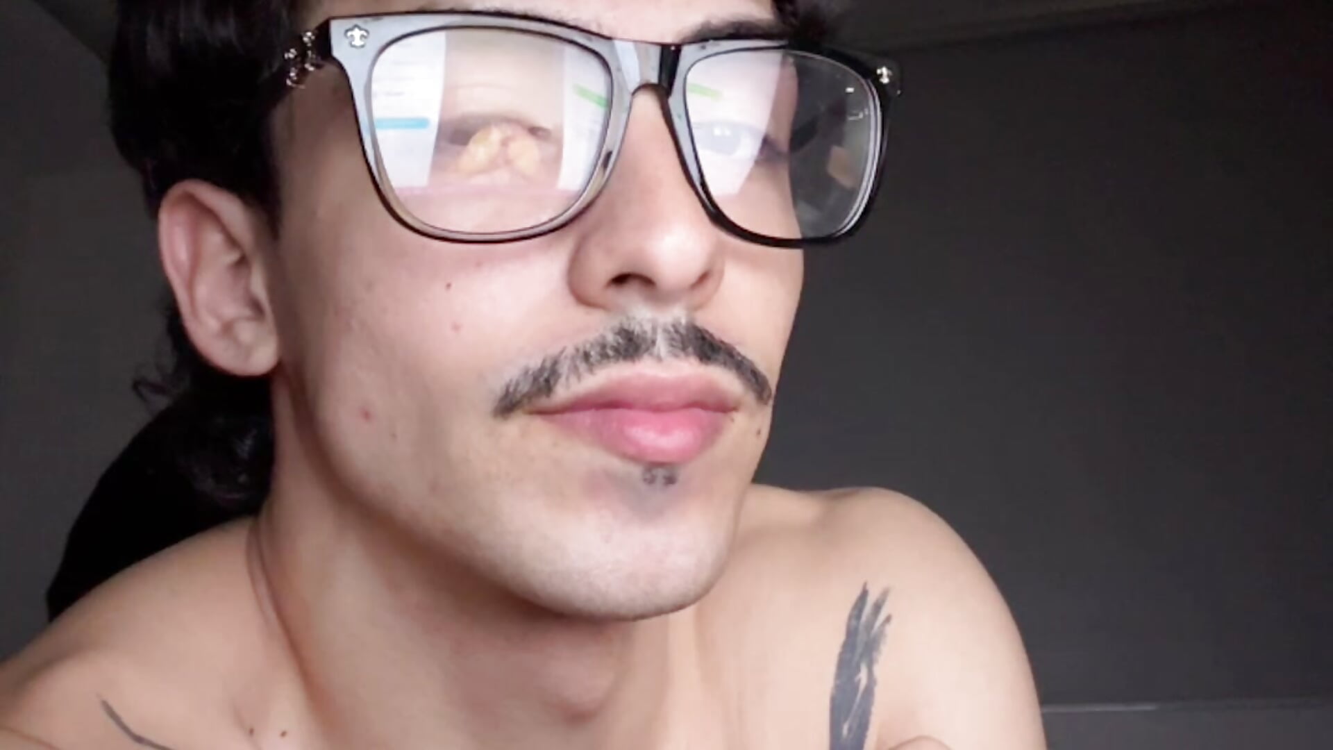 que hay en el reflejo? – video od webkamerové modelky callmeenzo