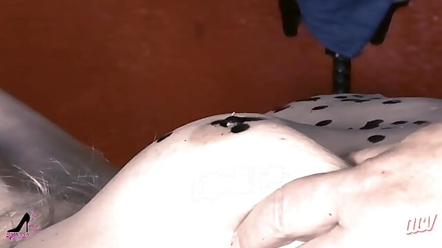 Jugando con cera – video modela na kameri MadameLux
