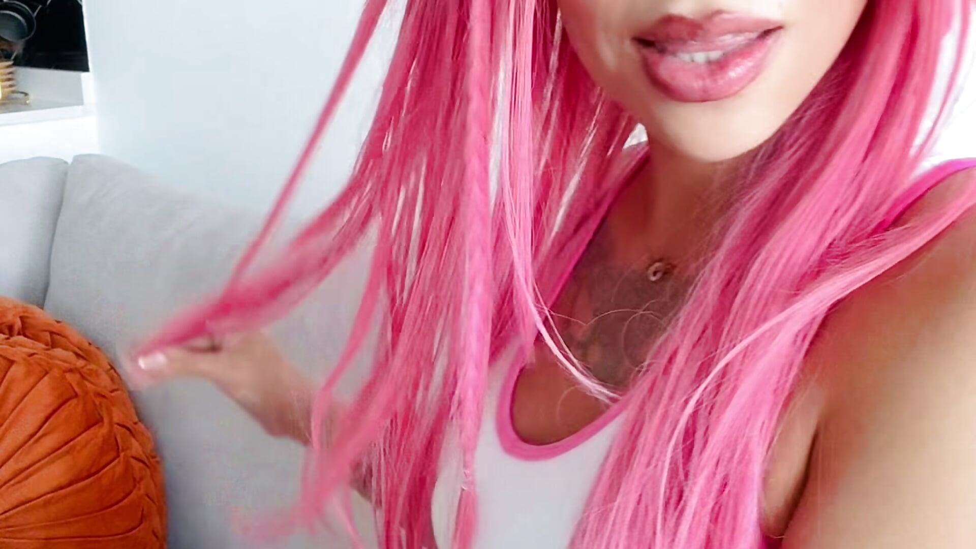 Hi from your favorite pink-haired girl 🎀 - video by NoveaMaroux