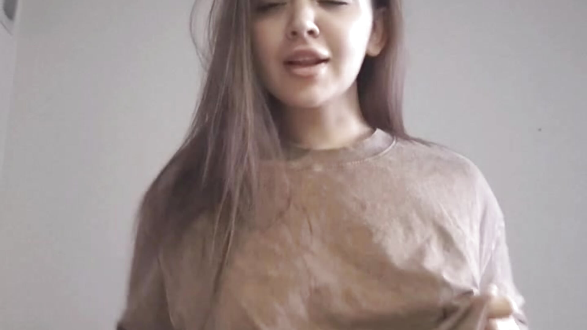 Getting ready for stream - video di WowwGirl modella di cam