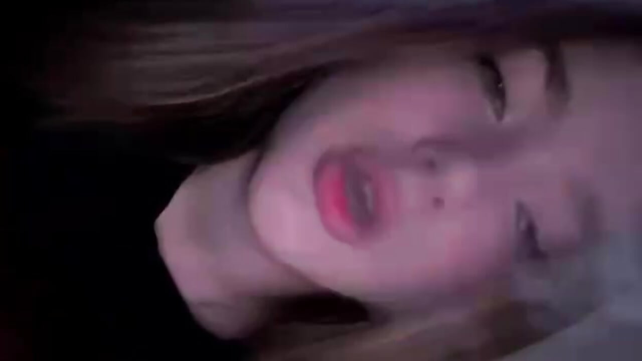 I smoke – video modela na kameri Annyserein
