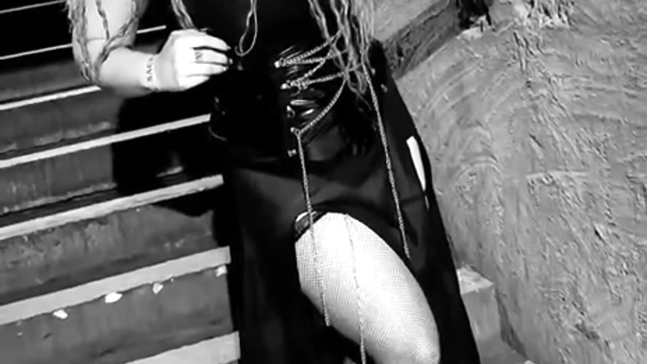 Dark side inside me - video oleh Empress_Maya kamera model