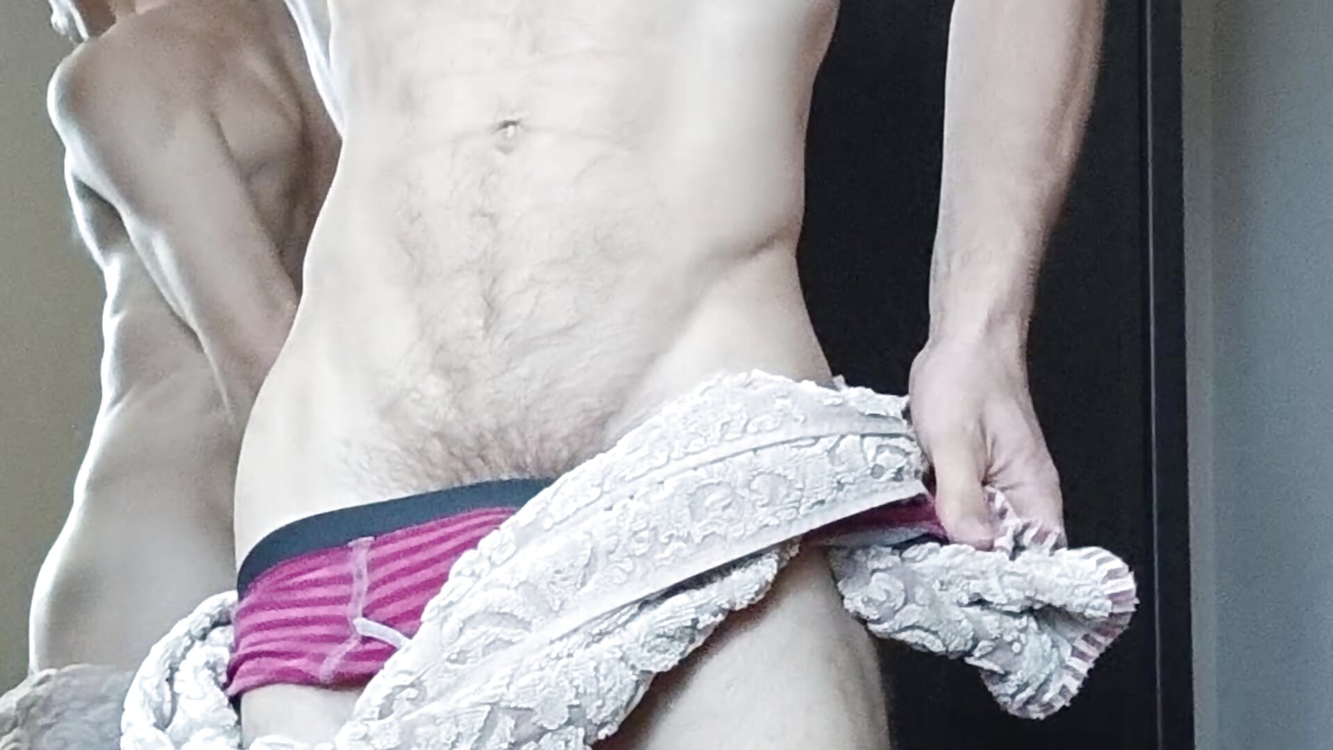 A daring game with a towel - vidéo du modèle de showcams Samuel000000