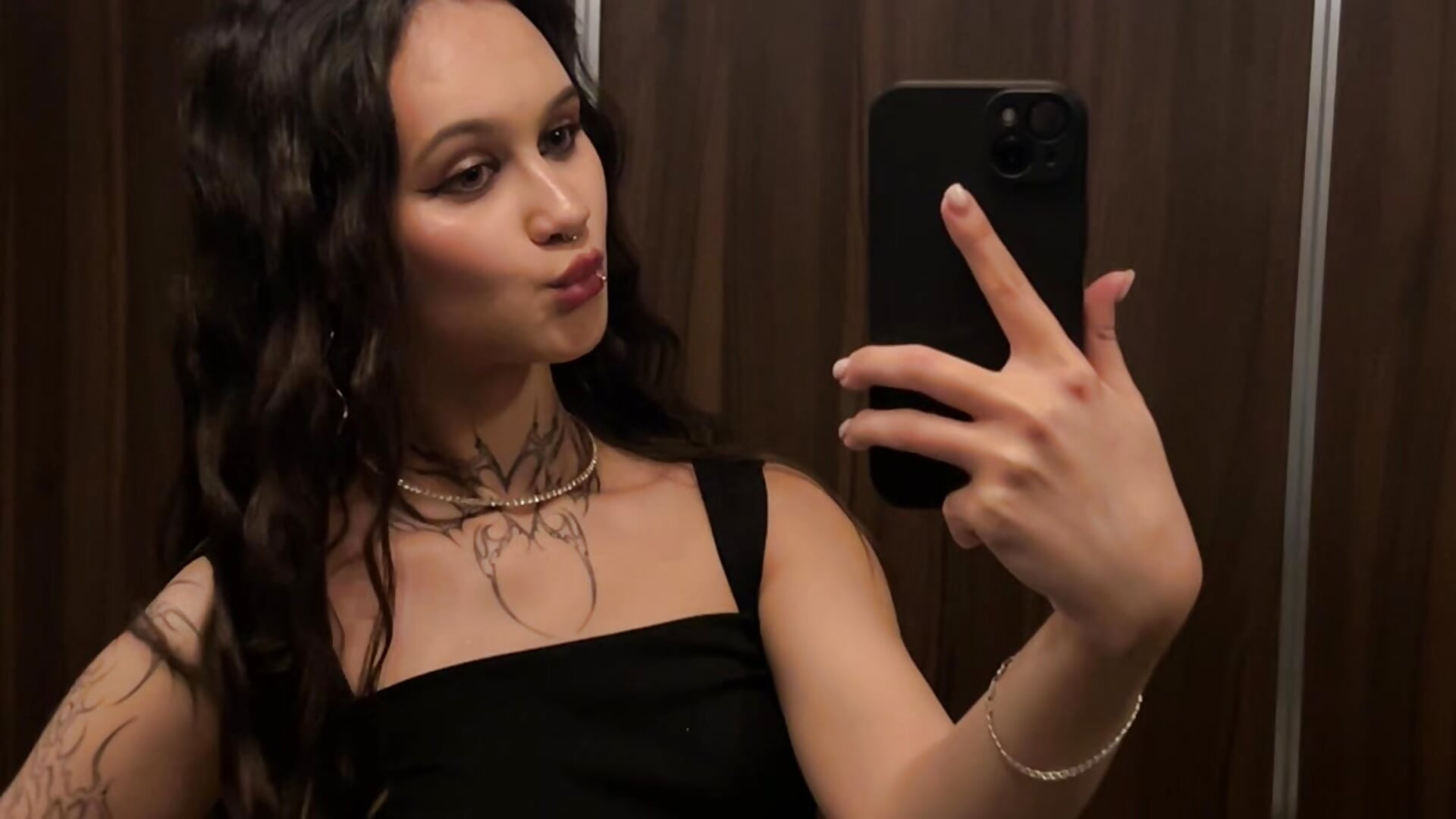 CUTE - video oleh MELISSEIA kamera model