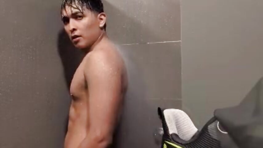 Ducha caliente post-entreno 🔥 - vídeo de Taylor_Lam modelo de câmara