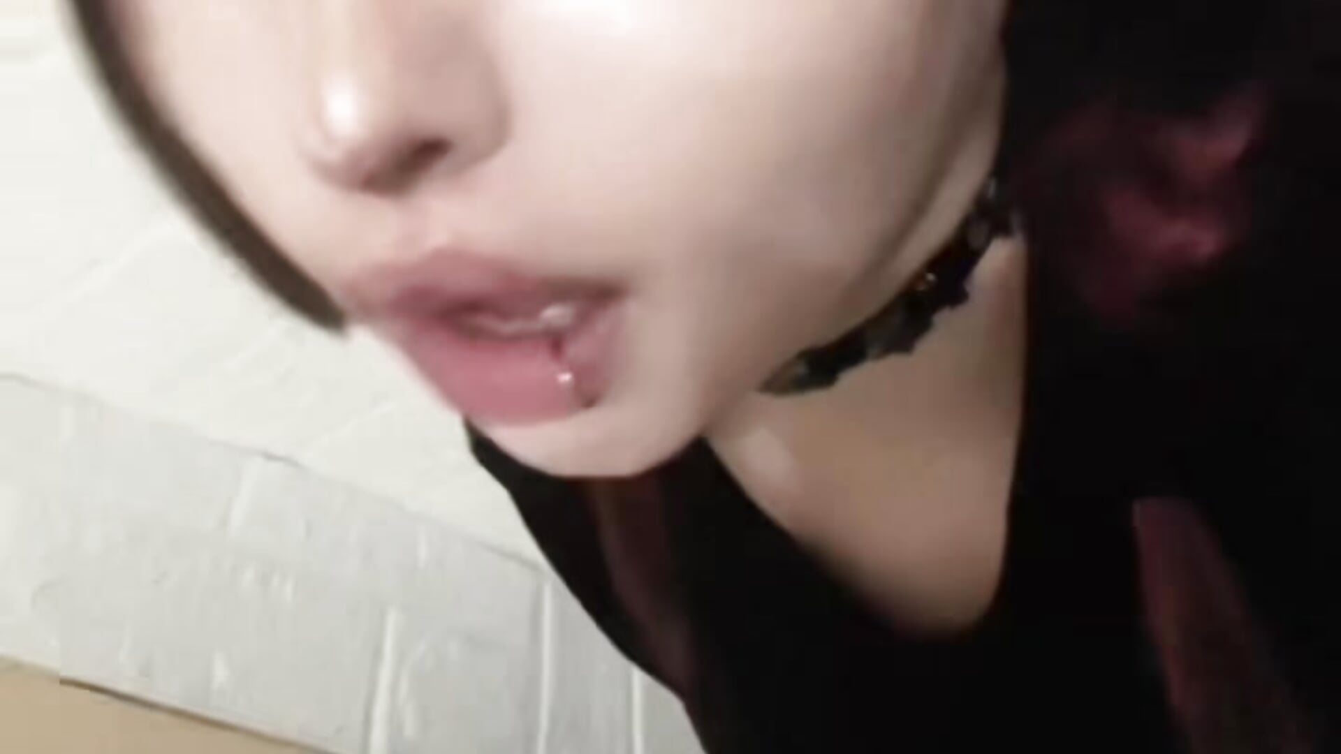 ^^) – video modela na kameri luvlin