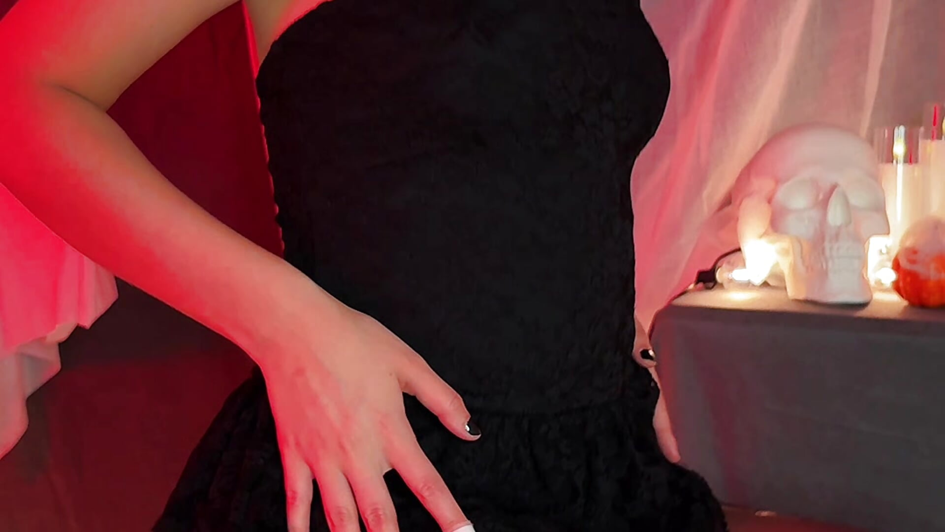 Careful… this little devil has a naughty side 🎃💋 - Video von OneInaMILLION-- Cam-Model