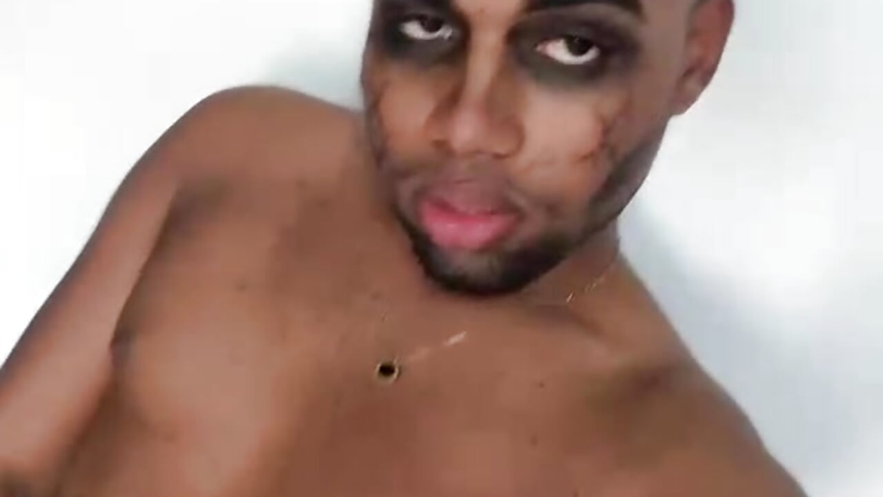 Shall we celebrate Halloween together?－カメラキャストのAidenRoss_の動画