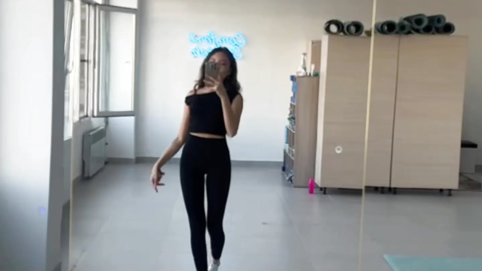 Yoga - video của người mẫu cam Adriana03