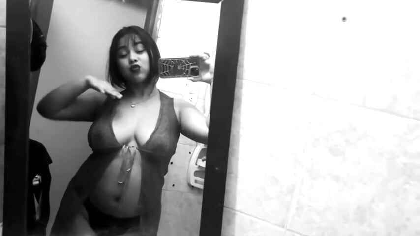 Your Laddy 🔥 - video oleh Nyla_Petite kamera model