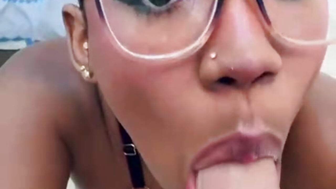 Deepthoat very wet - video by SweettCandyy__ cam model