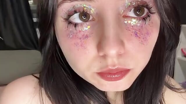Hey there! What do you think of my glitter? :3– Infulla kameramodell videója