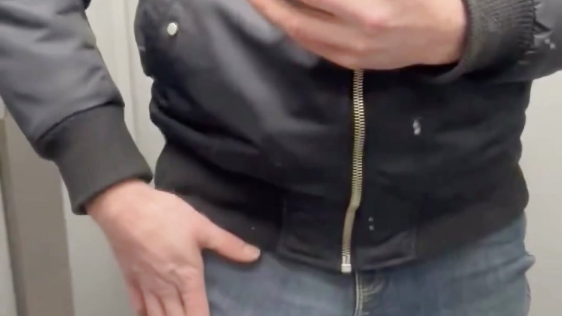 Playing with my dick in the elevator – video af hotpasbigdick