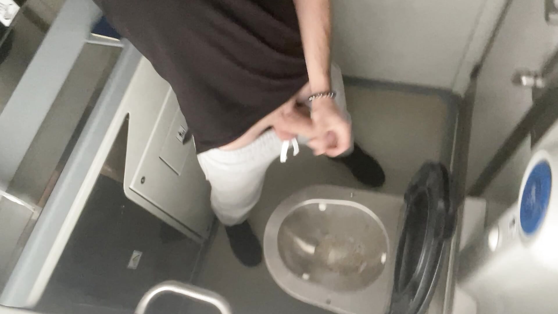 Jerking off in the train toilet. – video af hotpasbigdick