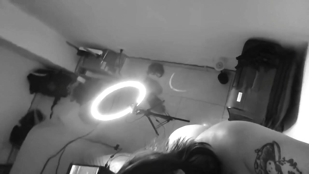 Un delicioso plug en mi ano me pone estrecha - 視頻來源： _Alele_