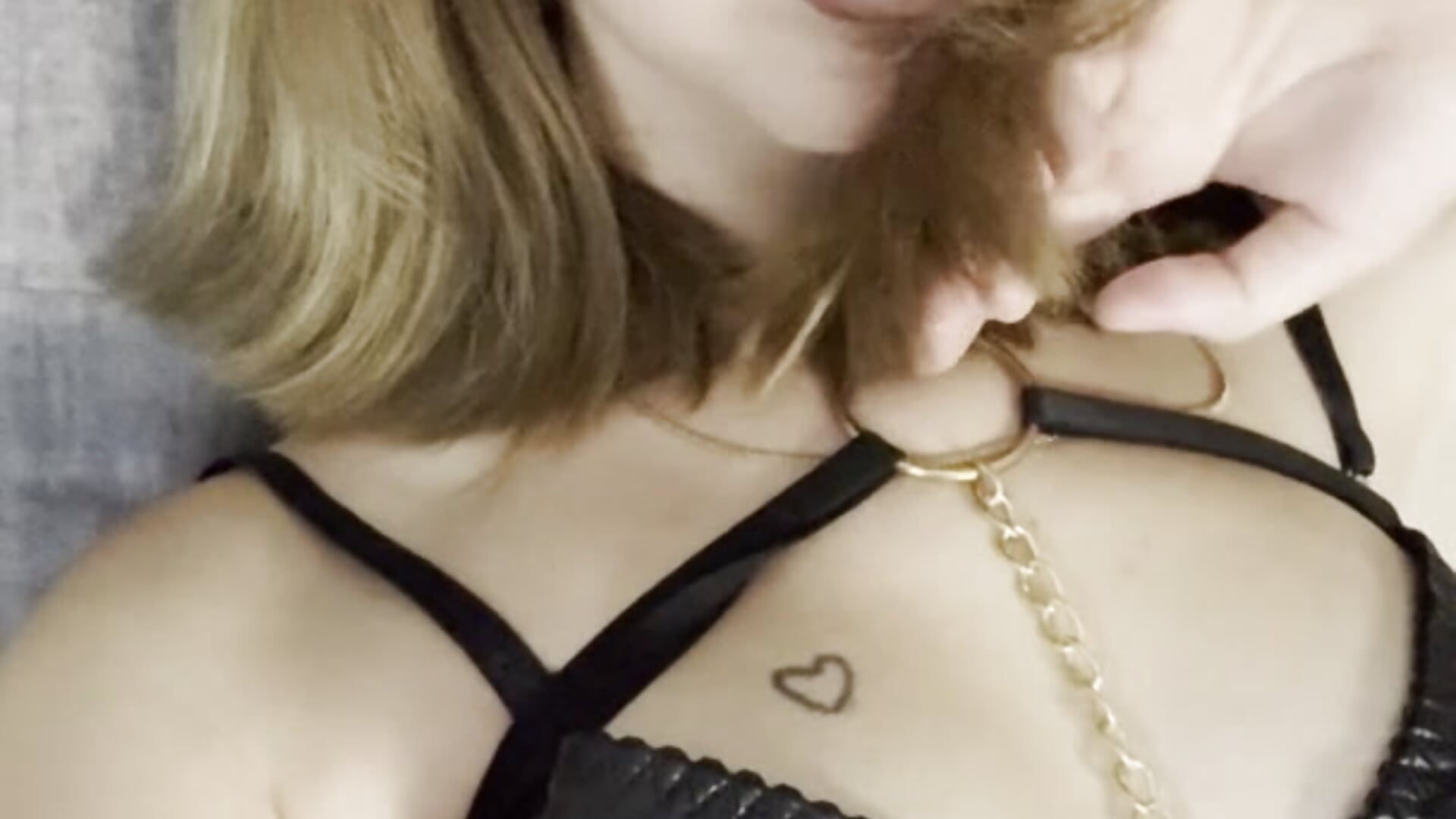 I’m just messing around a bit – video modela na kameri KiraSakura