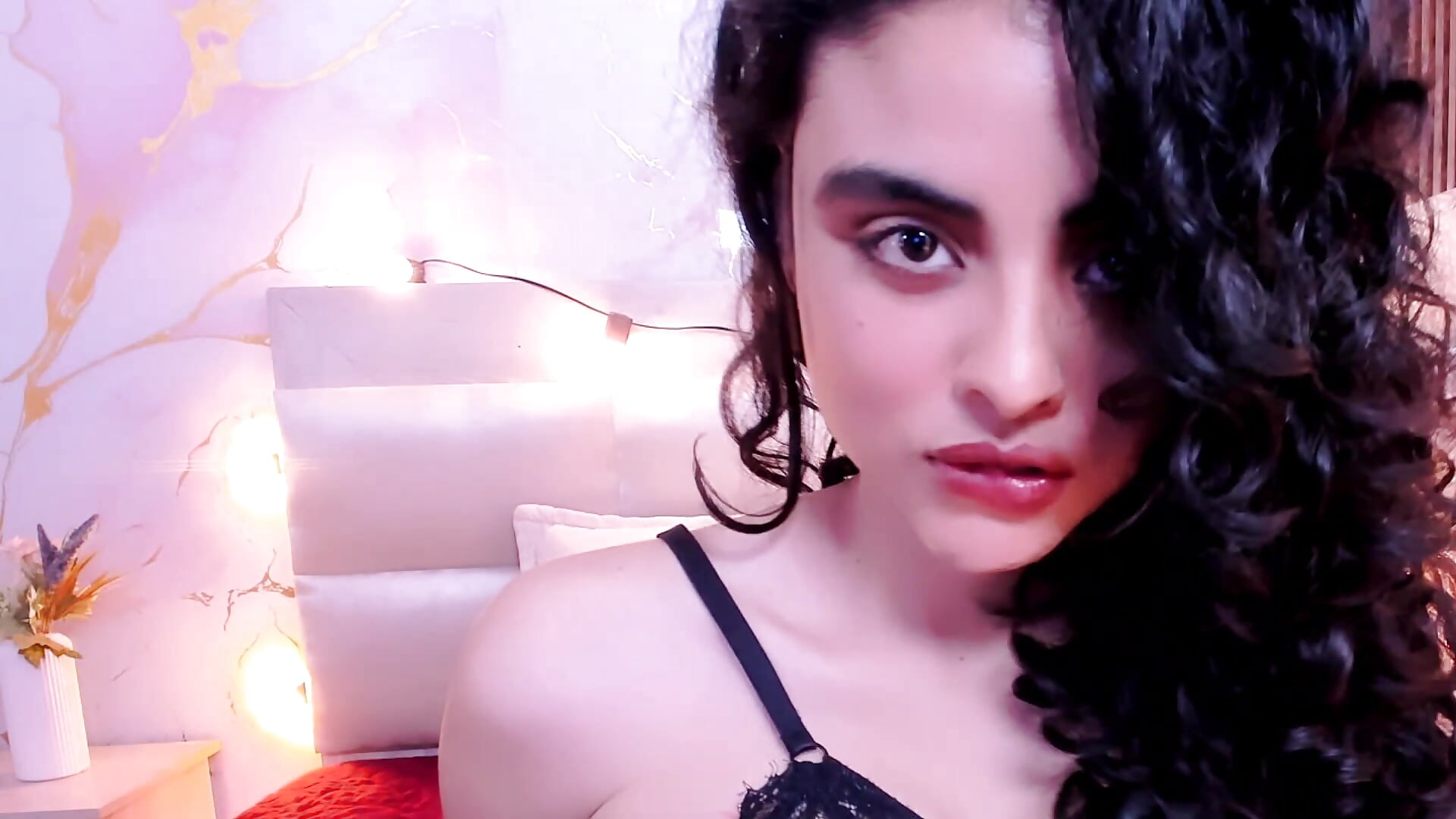 Mischievous by nature - video by Rhea_lace cam model