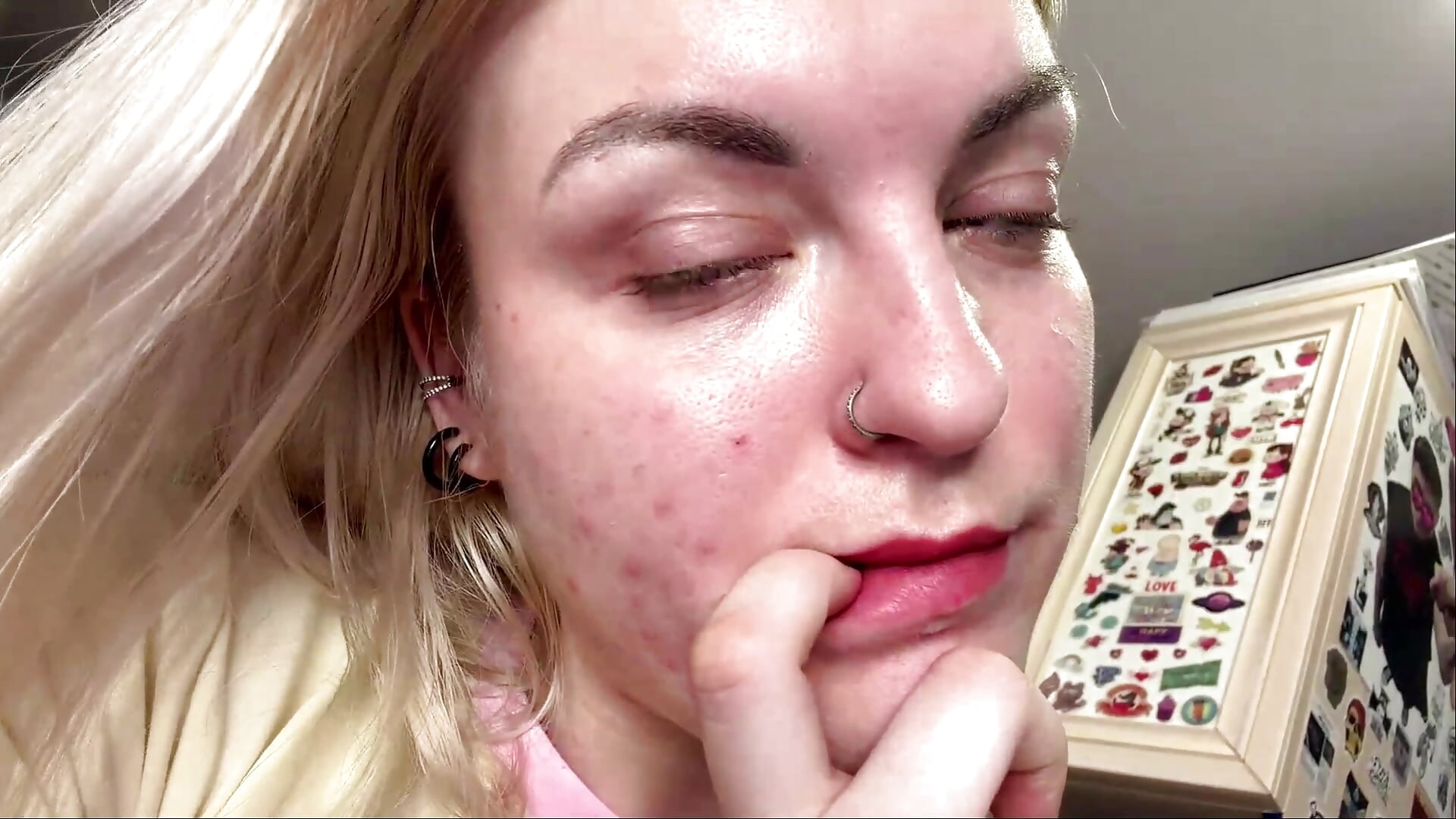 Piercing - clip cu JennyElsken model videochat