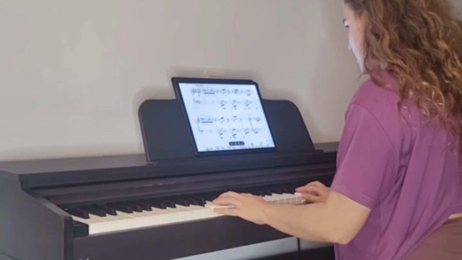 I'm trying to play piano -_- – video af Ygritte_leslie