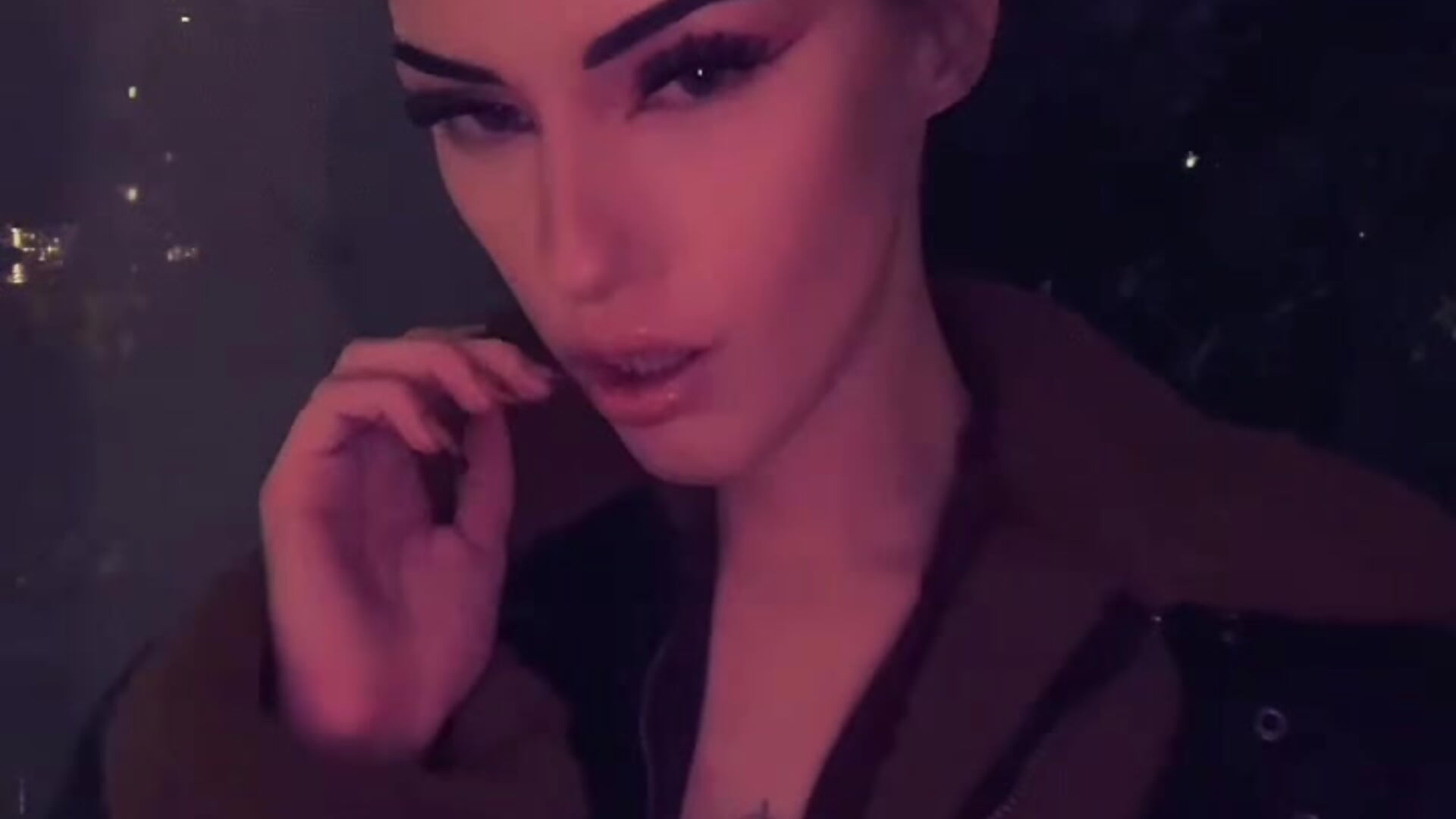 Tik TIk #3 - video oleh EsmePemberton