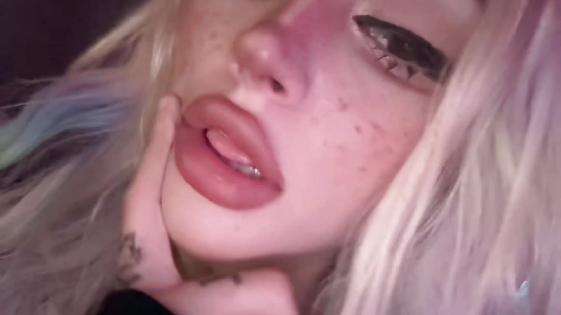 me - vidéo du modèle de showcams emisweews