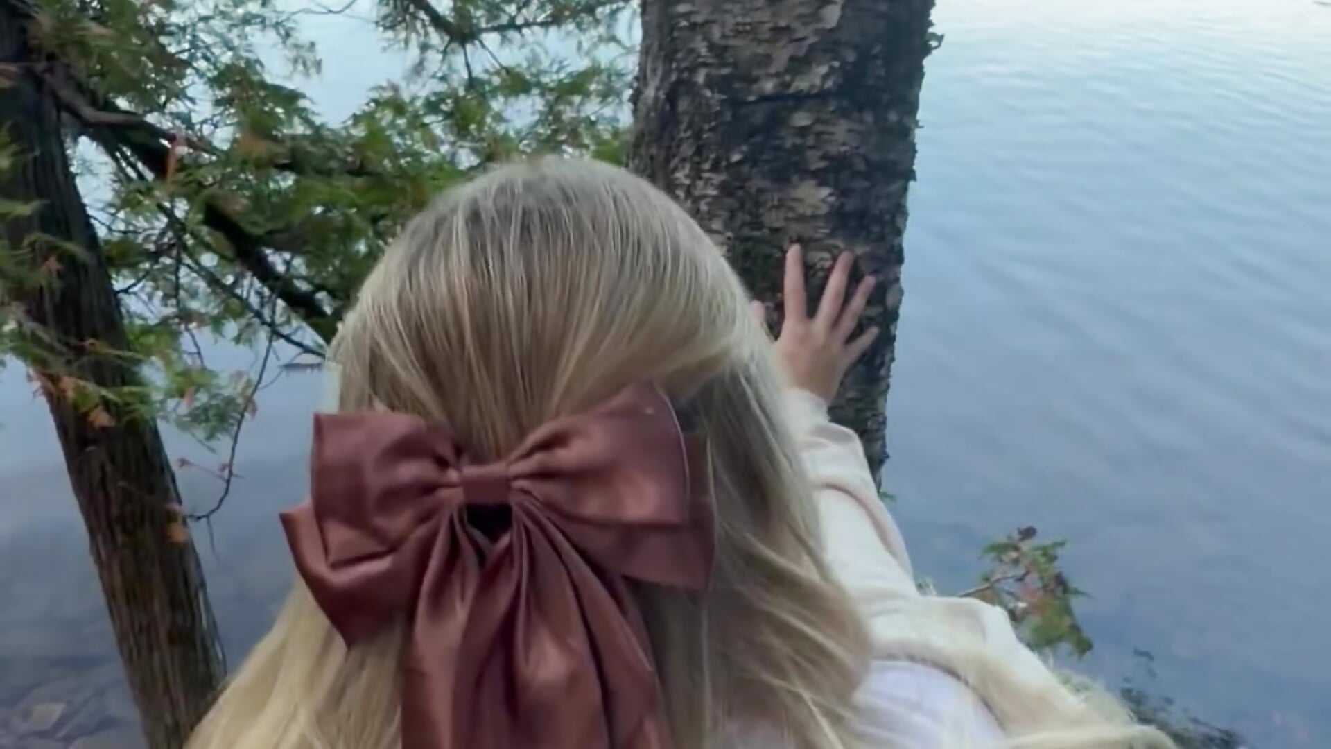Fucking at a lake - Video von Sweetdivide Cam-Model