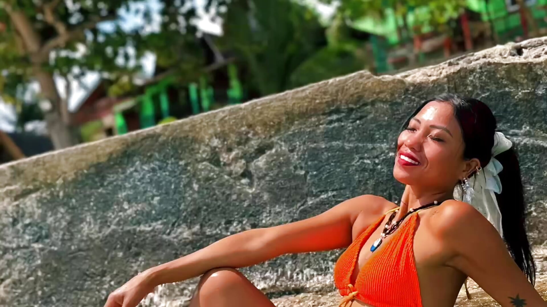 "Sea You Looking" - Vídeo de HotMixedCouple