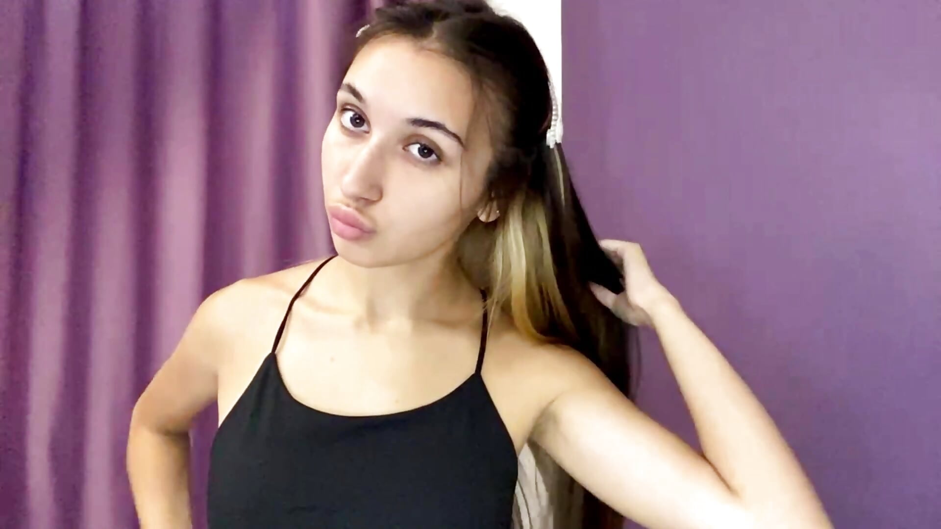 I would like you to hold my hair tightly – video od MelodyCarnillo