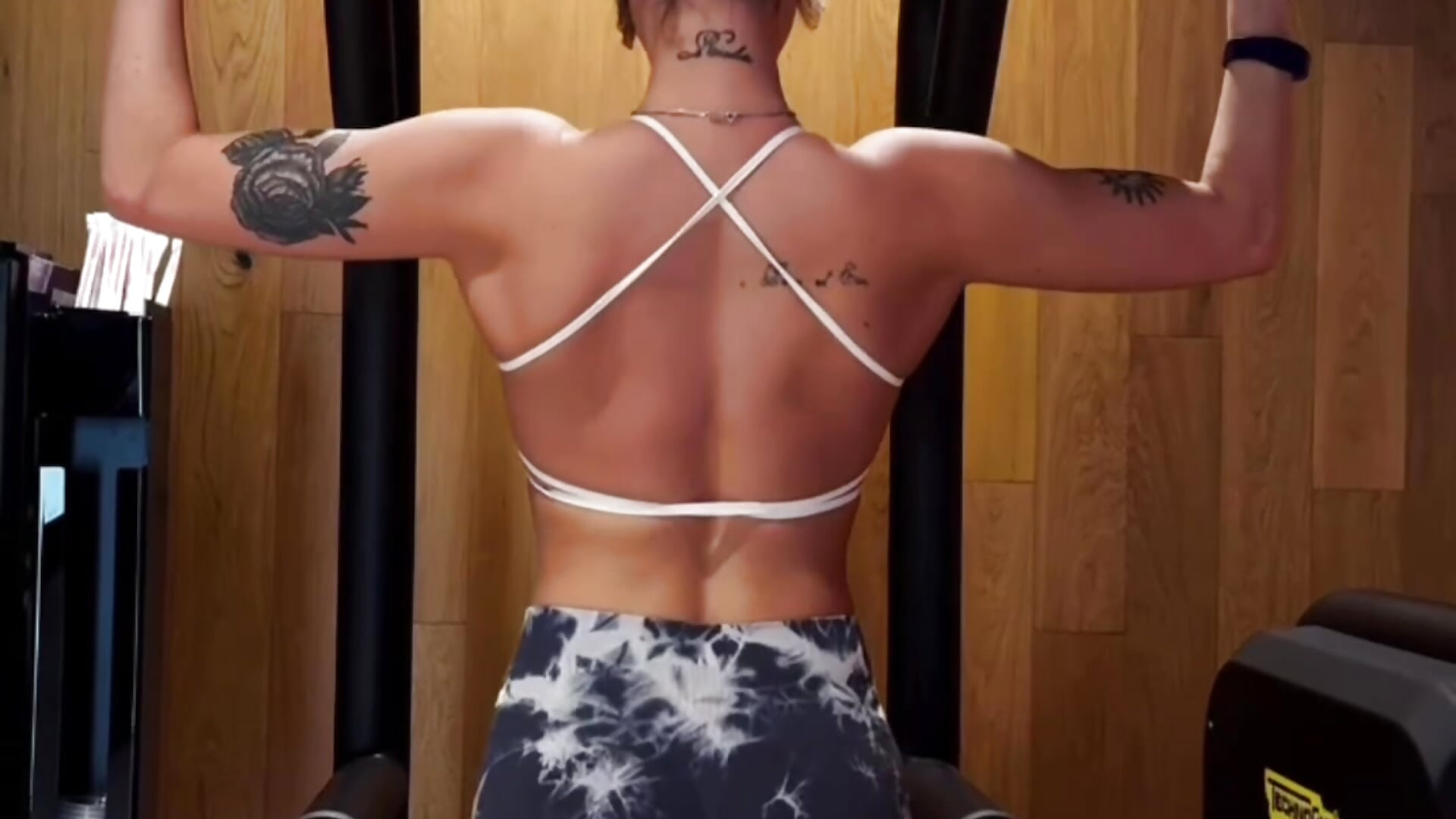 Do I have a beautiful back? – video modela na kameri AngelynFusi
