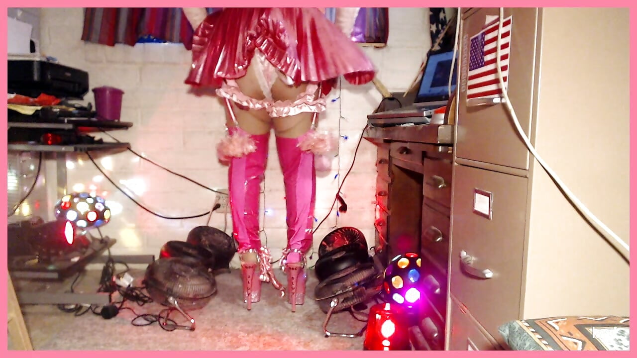 Upskirts to flash my creamy white bubble butt sissy ass for my BLACK DADDY Tre's stroking pleasure.. - วิดีโอโดย TgirlJackie4BBC โมเดลแคม